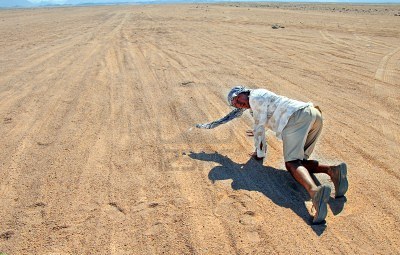 9012180-disperato-turistico-assetato-nel-deserto-egiziano-strisciando-sulla-sabbia
